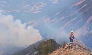 Un bomber observa un foc al Montsec, a Àger.