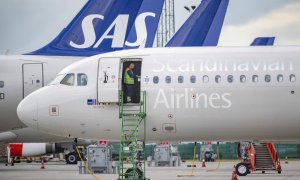 (4/7/22) Un técnico trabaja a bordo de un  SAS Airbus A320neo durante la huelga de pilotos en Kastrup, Dinamarca, a 4 de julio de 2022.