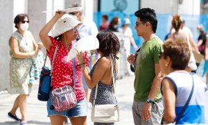 14/07/2022-Varias personas portan abanicos para refrescarse durante la ola de calor en Madrid el jueves 14 de julio