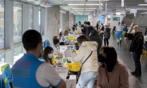 Varias personas son vacunadas contra el Covid-19, en el WiZink Center, a 20 de enero de 2022, en Madrid, (España).