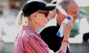 19/07/2022 Una mujer se rocía con un spray en plena ola de calor, a 16 de julio de 2022, en Londres, en Reino Unido.