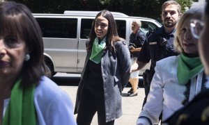 La congresista demócrata Alexandria Ocasio-Cortez es detenida frente a la Corte Suprema en una protesta a favor del aborto.