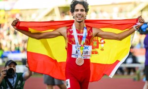 (20/7/22) El atleta Mohamed Katir celebra la medalla de bronce tras la final de los 1.500 metros en el Campeonato Mundial de Atletismo 2022 celebrado en Oregón.