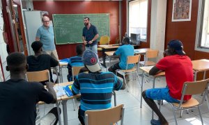 (19/7/22) Ángel Gabilondo charla con varios jóvenes que se encentran en el Centro de Estancia Temporal de Inmigrantes (CETI) durante su visita a Melilla el 19 de julio de 2022.