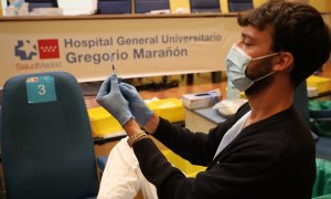 Imagen de archivo de un sanitario en el Hospital Gregorio Marañon.