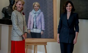 La presidenta de la Comunidad de Madrid, Isabel Díaz Ayuso (i) y la expresidenta de la Comunidad de Madrid, Esperanza Aguirre (d), posan con el retrato de la expresidenta, en la Real Casa de Correos, a 30 de mayo de 2022, en Madrid (España)