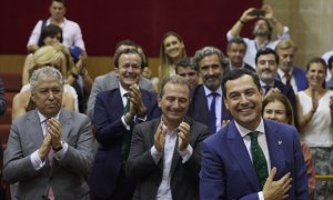 El candidato ya investido, Juanma Moreno, saluda tras la segunda jornada del debate de investidura del presidente de la Junta de Andalucía de la XII legislatura en el Parlamento de Andalucía, a 21 de julio de 2022 en Sevilla (Andalucía, España) Fecha: 21/