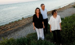 22/07/2022. El presidente de la CHS, Mario Urrea; la vicepresidenta y ministra para la Transición Ecológica y el Reto Demográfico, Teresa Ribera, y la responsable de Canales del Taibilla, Paca Baraza, conversan durante su visita la Rambla del Albujón para