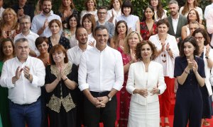 El presidente del Gobierno, Pedro Sánchez (c) posa para la foto de familia durante el Comité Federal extraordinario del PSOE que se celebra este sábado en la sede del partido.