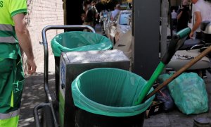 Indignación en las redes con la imagen de dos trabajadores de la limpieza en Madrid: "¿No tiene bastante, señor alcalde?"