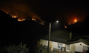 Frente de fuego procedente del parque natural del Invernadeiro, visto desde el pueblo de San Mamede (Ourense), a 22 de julio de 2022