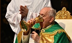 El Papa Francisco celebra una Santa Misa para la comunidad congoleña, en la Basílica de San Pedro en el Vaticano el 3 de julio de 2022.