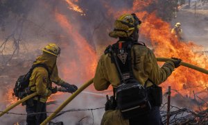 Los bomberos siguen intentando controlar el incendio declarado a principios de mes en California (EEUU), a 23 de julio de 2022.