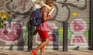 Un hombre con un ventilador por la calle Torneo en otro día con altas temperaturas en la capital andaluza a 25 de julio del 2022 en Sevilla (Andalucía, España)