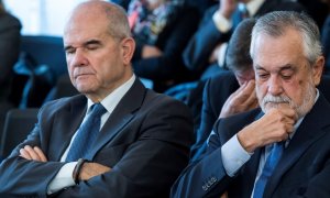 Los expresidentes andaluces Manuel Chaves (i) y José Antonio Griñán (d), en la sala de la Audiencia de Sevilla.