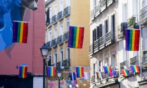 26/07/2022. Banderas LGTBI cuelgan de los balcones del barrio de Chueca en Madrid, a 25 de junio de 2021.