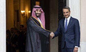 26/07/2022.- El primer ministro griego Kyriakos Mitsotakis recibe al príncipe heredero saudí Bin Salmán en Atenas. EFE/Yorgos Karahalis
