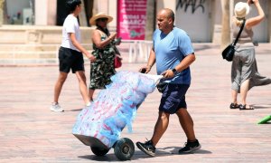 Malagueños y turistas hacen frente a la ola de calor que hoy sufre la ciudad que ha llegado a los 40º grados de máxima a 26 julio de 2022 en Málaga, Andalucía.