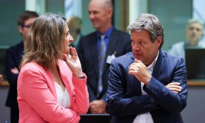 La ministra para la Transición Ecológica, Teresa Ribera , habla con el vicecanciller y ministro alemán de Asuntos Económicos y Acción Climática, Robert Habeck, en la reunión extraordinaria de ministros de energía de la Unión Europea.