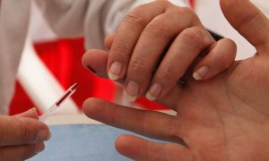 27/07/2022. Un sanitario realiza una prueba de VIH.
