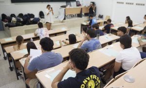Prueba de Evaluación de Bachillerato para el Acceso y la Admisión en la Universidad en la Facultad de Física, a 12 de julio de 2022 en Sevilla (Andalucía, España).