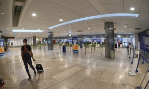 (25/7/22) Varios pasajeros facturan sus maletas en los mostradores de Ryanair el pasado lunes en el aeropuerto Adolfo Suárez Madrid-Barajas, a 25 de julio de 2022.