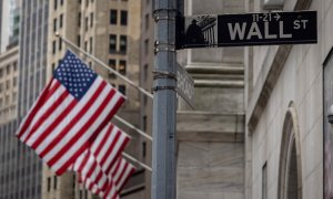 28/07/2022. Banderas estadounidenses en los aledaños de Wall Street en Nueva York, a 16 de junio de 2022.