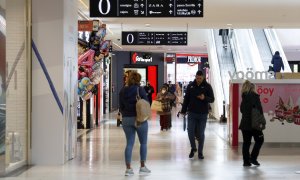 Gente de compras en un centro comercial de Valladolid. Imagen de Archivo.