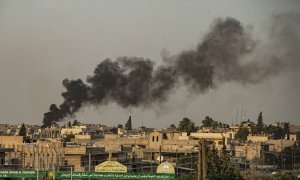 El humo se eleva luego del bombardeo turco en la ciudad de Ras al-Ain, en el noreste de Siria, en la provincia de Hasakeh contra las fuerzas kurdas el 9 de octubre de 2019.