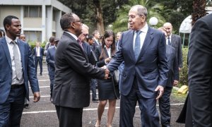 Sergey Lavrov (C-R), ministro de Relaciones Exteriores de la Federación Rusa, saluda a Demeke Mekonnen (C-L), viceprimer ministro y ministro de Relaciones Exteriores de Etiopía, en la embajada rusa en Addis Abeba, Etiopía, el 27 de julio de 2022.