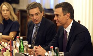 El primer ministro español, Pedro Sánchez, observa durante la reunión con el presidente del parlamento serbio, Ivica Dacic (no en la foto), en Belgrado, Serbia, el 30 de julio de 2022.