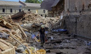 Rescatistas ucranianos limpian los escombros de un edificio tras un bombardeo en la ciudad de Kharkiv (Ucrania) el 29 de julio de 2022.