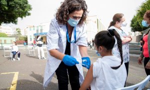 Una niña es vacunada en el CEIP Tíncer de Santa Cruz de Tenerife, a 4 de febrero de 2022, en Santa Cruz de Tenerife. (Archivo)