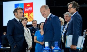01/08/2022. El presidente de Francia, Emmanuel Macron, habla con el Canciller alemán, Olaf Scholz, durante la cumbre de la OTAN celebrada en Madrid, a 30 de junio de 2022.