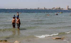 Dos hombres en la playa 'La Puntica' de San Pedro del Pinatar en Murcia