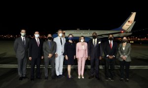 Nancy Pelosi posa junto al equipo del Ministerio de Exteriores de Taiwán a su llegada a la isla, el 2 de agosto de 2022.