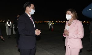 Nancy Pelosi habla con el ministro de Exteriores de Taiwán, Joseph Wu, a su llegada a la isla, el 2 de agosto de 2022.