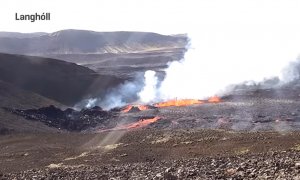 Lava saliendo de la grieta volcánica del Fagradalsfjall, en la península de Reykjanes, al suroeste de Islandia.