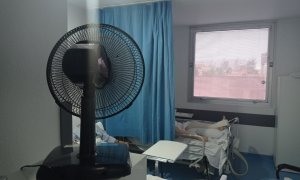 Un ventilador da aire a dos pacientes del Hospital Universitario de Móstoles por la falta de climatización del centro durante el mes de junio de 2022.