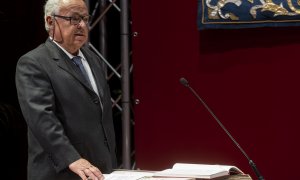 El consejero de Cultura y Turismo, Gonzalo Santonja, jura su cargo en la toma de posesión del Gobierno de Alfonso Fernández Mañueco. E.P./Photogenic/Claudia Alba