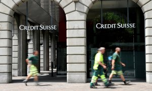 Varias personas pasan por delante de una sucursal de Credit Suisse en Zurich (Suiza). REUTERS/Arnd Wiegmann