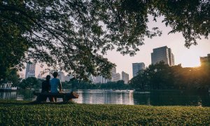 Fotografía de una pareja en un parque en la ciudad de Bangkok, Tailandia.