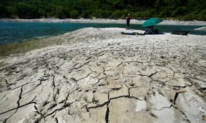 05/08/20222. La tierra seca y agrietada a causa de la sequía en el lago Le Broc(Alpes Marítimos) en Francia, a 5 de agosto de 2022.