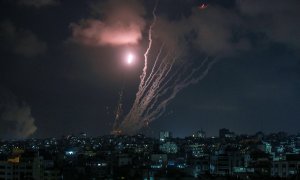 Los combatientes de las Brigadas Al-Quds, el brazo armado de la Yihad Islámica Palestina, disparando cohetes en el este de la ciudad de Gaza este sábado.