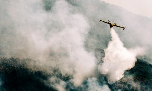 Un hidroavión trabaja en el operativo de extinción del incendio que se declaró el viernes en Santa Cruz del Valle (Ávila).