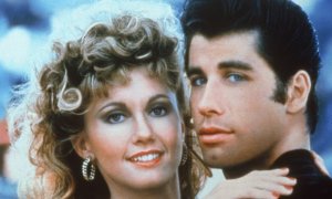 Olivia Newton-John junto a John Travolta, en una imagen de la película 'Grease'.