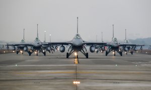 05 de enero de 2022, Taiwán, Chiayi: Se pueden ver aviones de combate F-16V en la pista de la base de la Fuerza Aérea, mientras el ejército taiwanés realiza un simulacro para mejorar la preparación antes del Año Nuevo chino, en medio de las crecientes ame