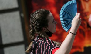 Una mujer pasea por Madrid, con temperaturas muy altas.