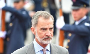 El rey Felipe VI a su llegada a la base aérea militar de Catam, en Bogota, para asistir a la toma de posesión del nuevo presidente del país, Gustavo Petro. AFP/Daniel Muñoz