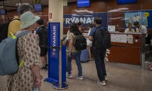 08/08/2022-Varias personas esperan ser atendidas en una ventanilla de Ryanair en el Aeropuerto Josep Tarradellas Barcelona-El Prat, a 8 de agosto de 2022, en Barcelona, Catalunya (España).